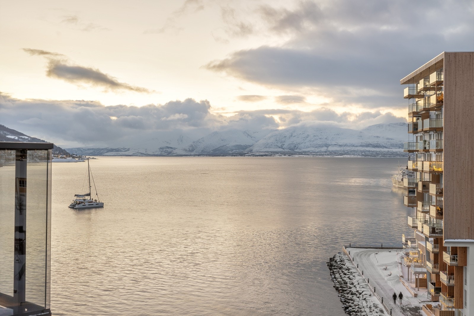Nyholmen, A706 ligger i byggets nest øverste etasje og nyter denne fantastiske utsikt mot Balsfjord og mot Malangen Galleribilde