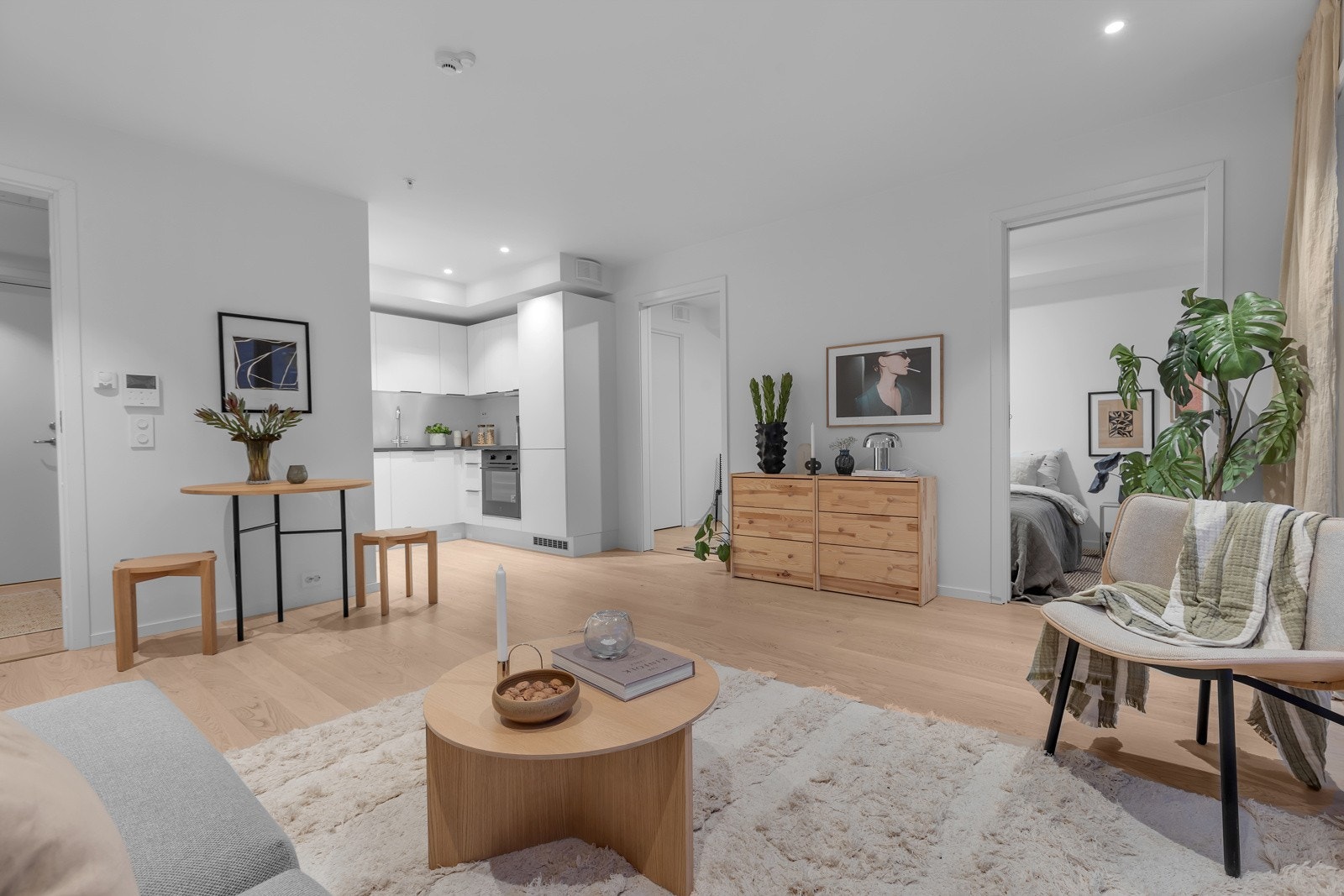 Stuen er åpen og lys med store vindusflater Galleribilde