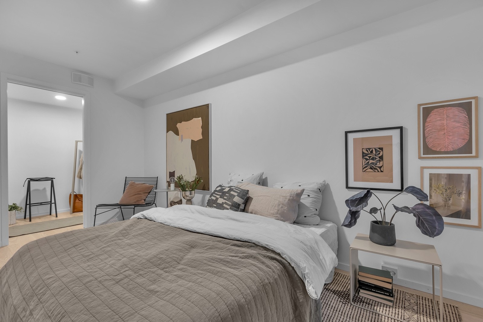 Hovedsoverommet er på nesten 14m2 inkludert bod/walk-in garderobe Galleribilde