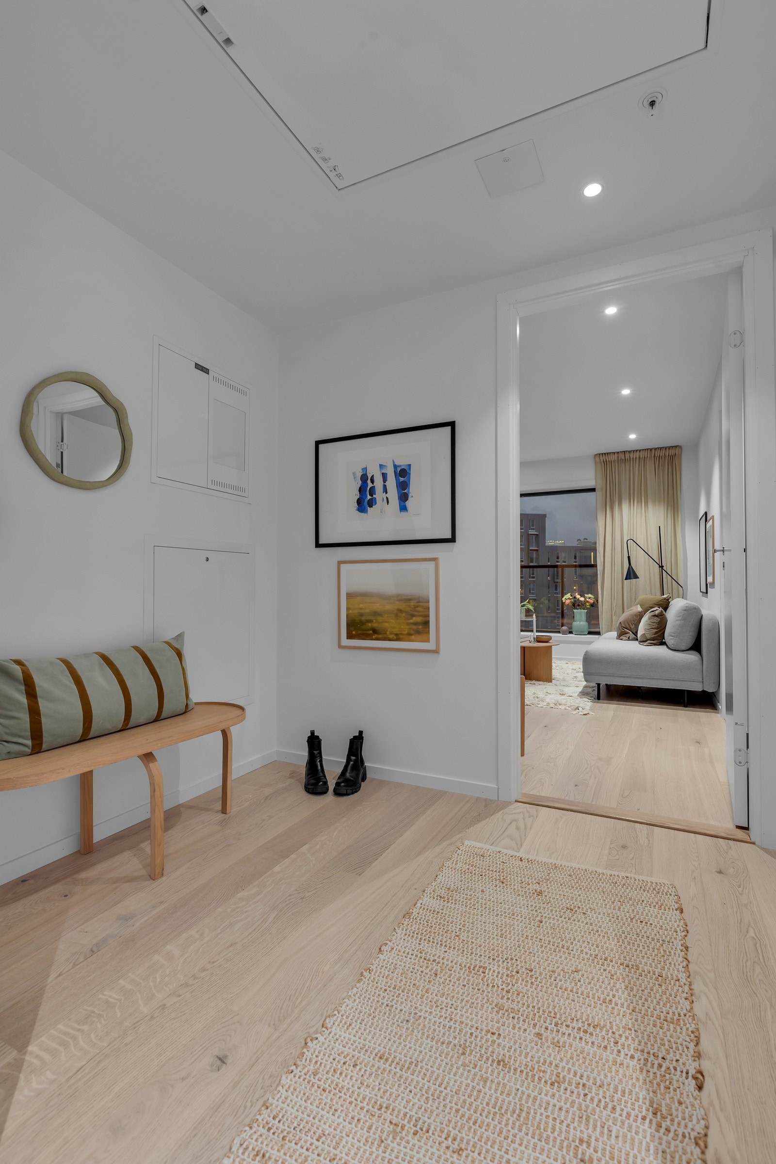 Gangen leder deg til badet og videre inn i leiligheten Galleribilde