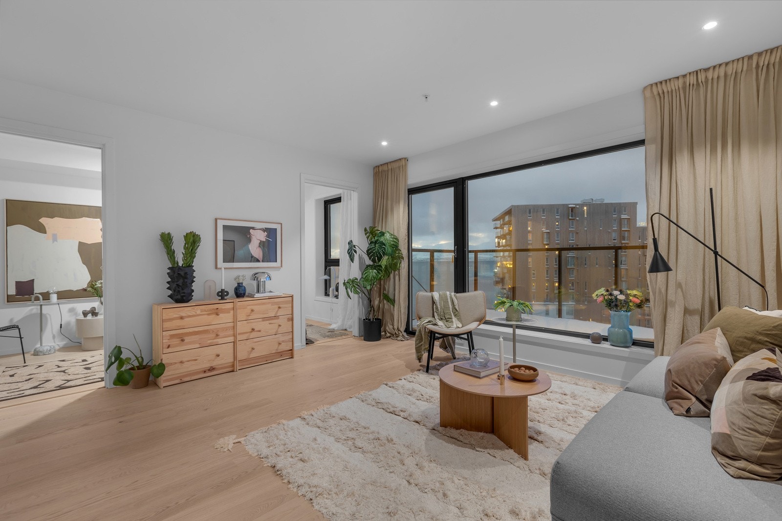 Fra stua er det utgang til sørvendt balkong på 8.8m2 Galleribilde