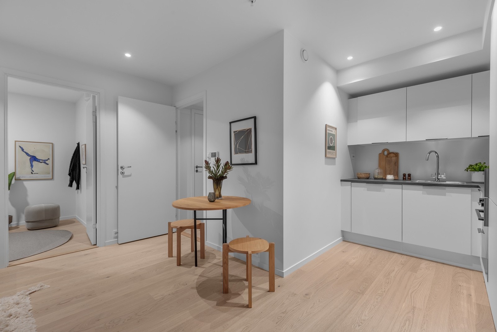 Stue og kjøkken er i delvis åpen løsning Galleribilde