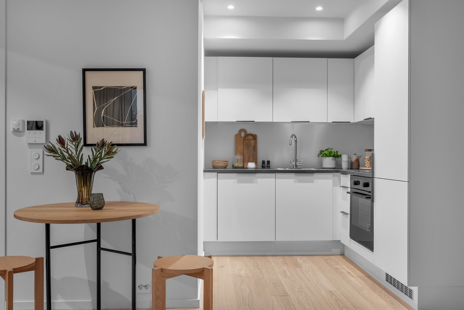 Pent og praktisk kjøkken med integrerte hvitevarer Galleribilde