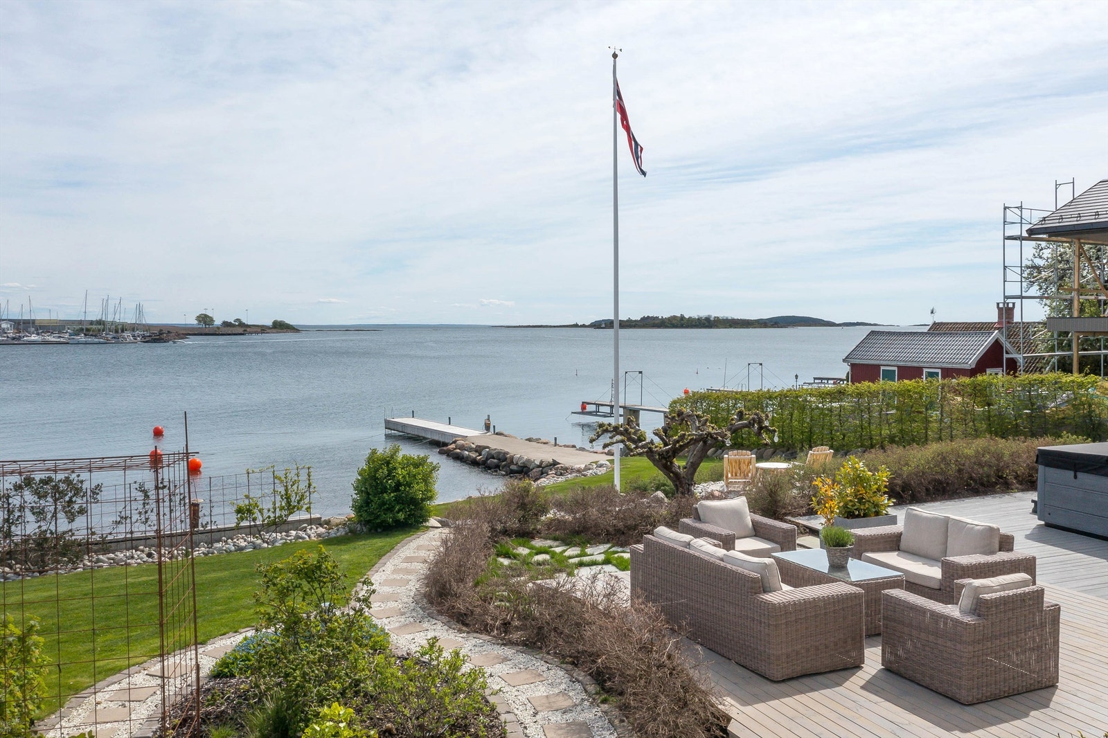 Strandeiendommen ligger solrikt og vakkert til med en vidstrakt sjøutsikt Galleribilde