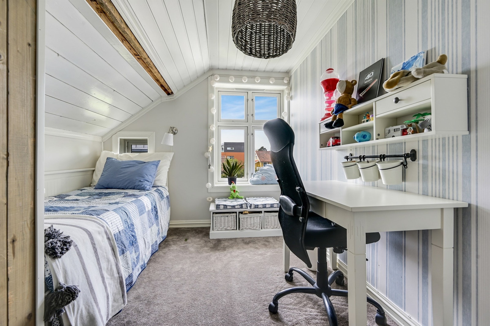 For øvrig er det 2 soverom og bodrom (ikke målbart) i 2. etasje. Galleribilde