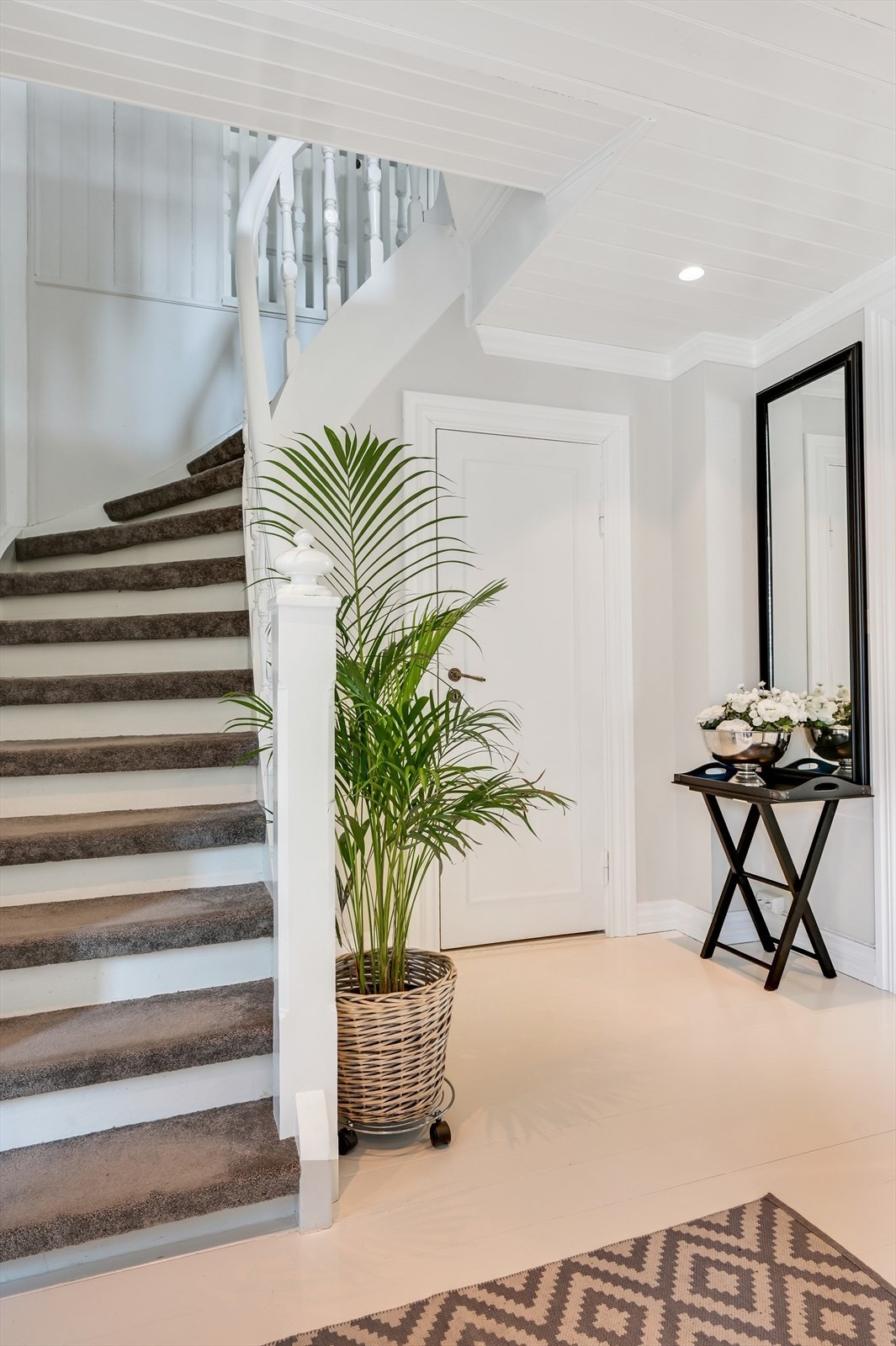 På øvre plan er det et repos med arbeids-/sitteplass, et hovedsoverom med fransk balkong og en eventyrlig utsikt å våkne til. Galleribilde