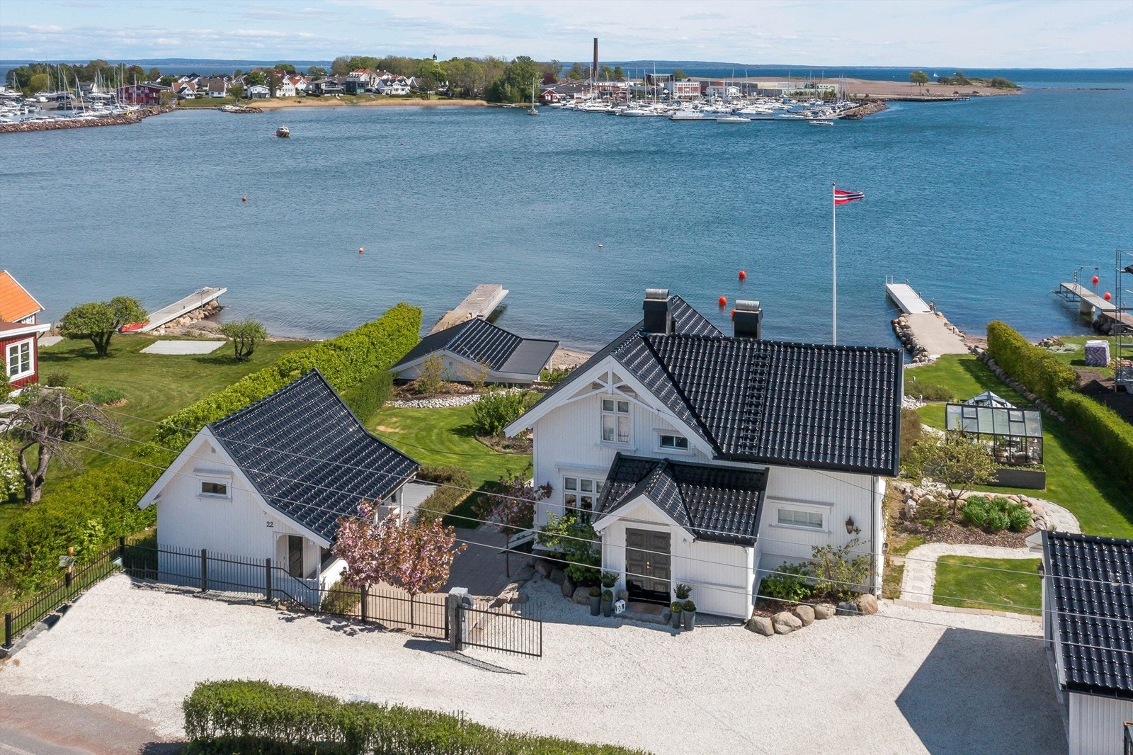 Eiendommen ligger lekkert til i et område med flotte strandeiendommer på rekke og rad. Galleribilde