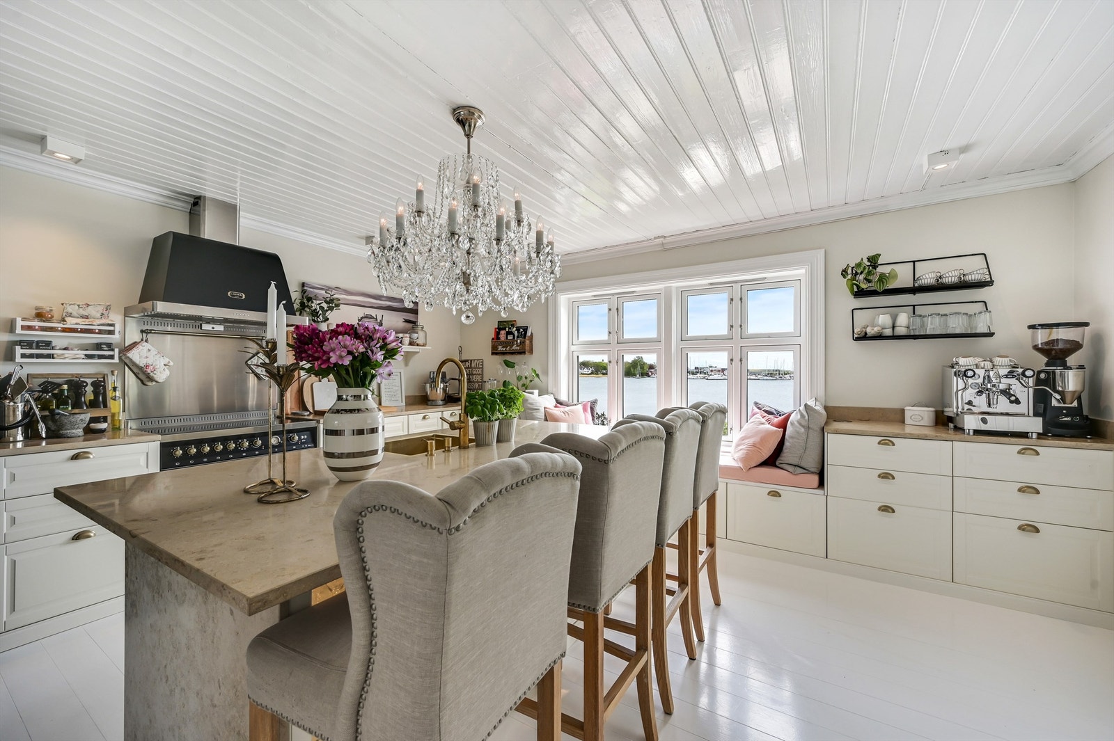 Kjøkkeninnredningen er plassert i en vinkel med integrert sitteplass foran vinduet som henter inn den herlige utsikten gjennom de doble vinduene i rommet. Galleribilde