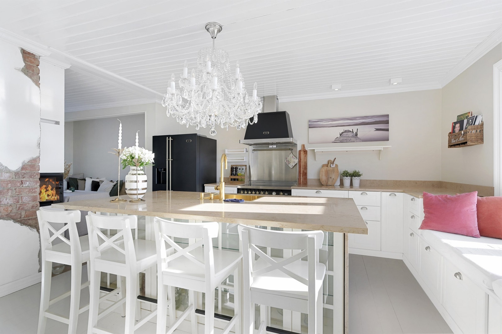 Kjøkkenøya har en flott løsning med opp oppvaskkum og 2 oppvaskmaskiner på den ene siden og en hyggelig sitteplass på andre siden i barkrakk høyde. Galleribilde