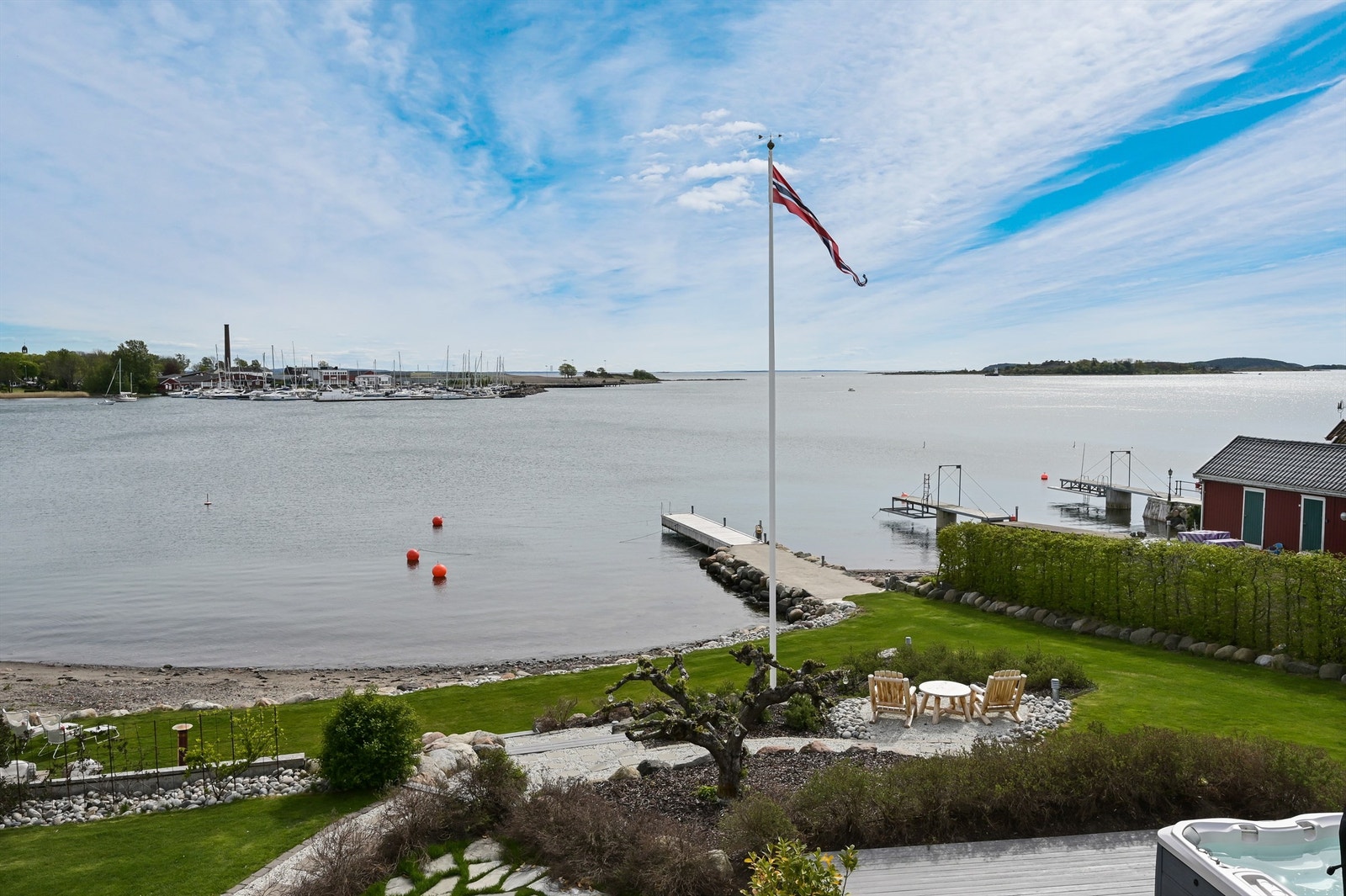 Hagen er et eventyr, terrassert i flere nivåer med terrasser, gangstier og flott anlagte bed innrammet med plen og hekk mot naboene, eget drivhus og med sandstranden og egen dypvannsbrygge på nedsiden. Galleribilde