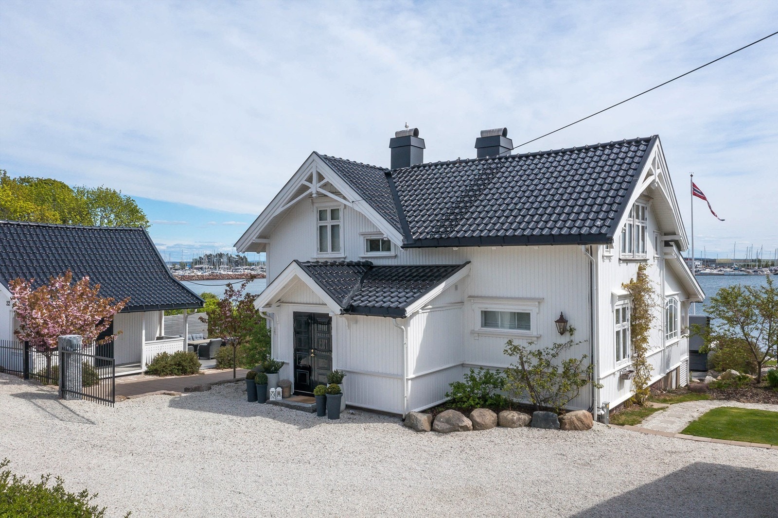 Trehusvillaen fra ca. 1910 fremstår velholdt og gjennomført ute og inne, hvor moderniseringen er i god harmoni med det opprinnelige. Galleribilde