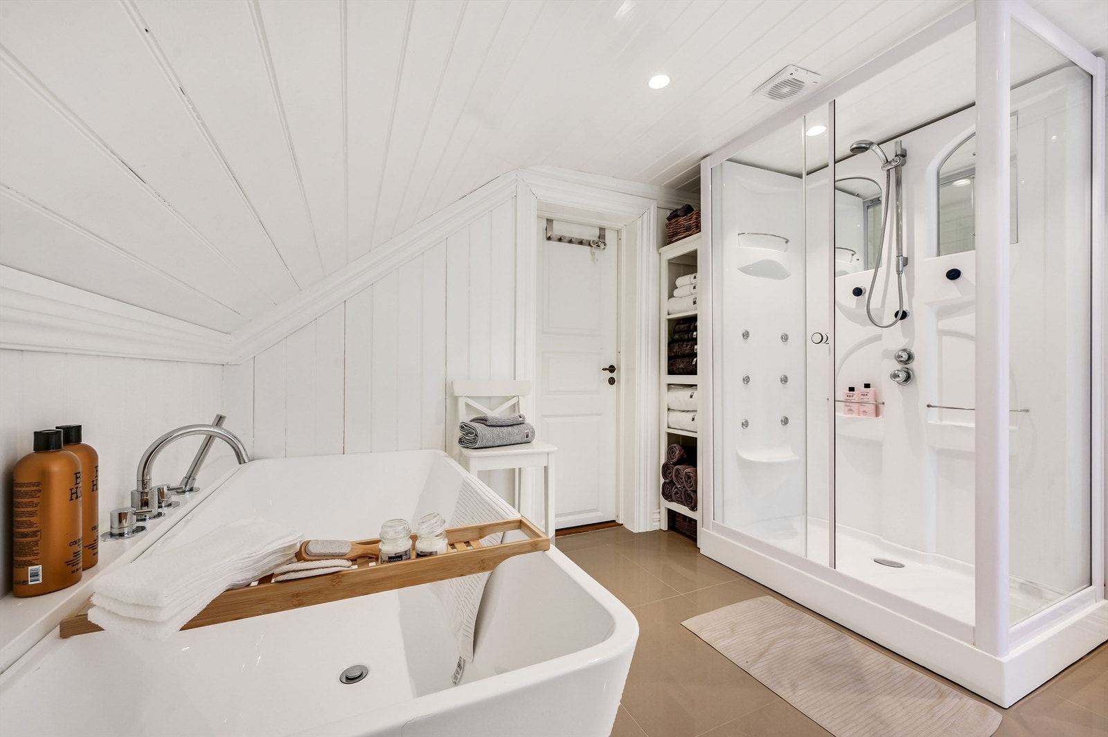 Et pent badeværelse ligger på innsiden av dette soverommet. Galleribilde