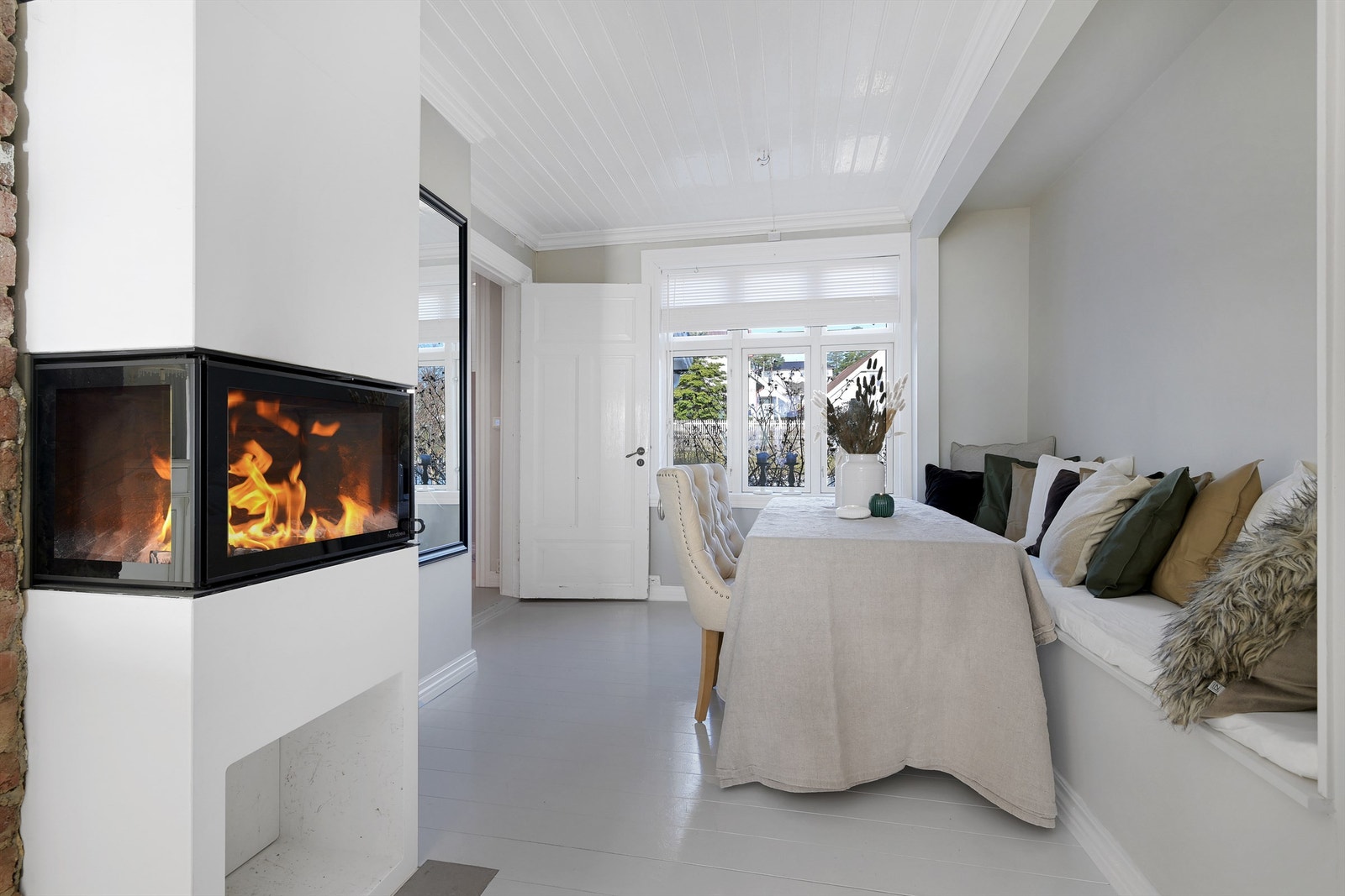 En vedovn deler av rommet til kjøkkenet som har en stilig løsning med innredning med benker i marmor av type 3 cm "Jura beach" med koloniskuffer og skap under. Galleribilde