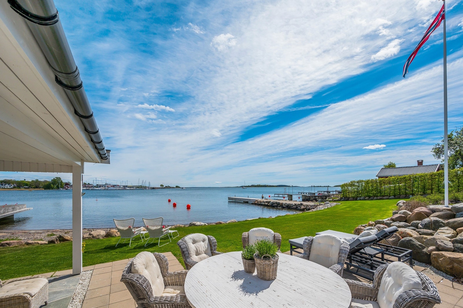 "Beachhouse" med dobbelt garasje, anneks, sjøbod og dypvannsbrygge - et vakkert hageanlegg og ca. 40 meter strandlinje Galleribilde