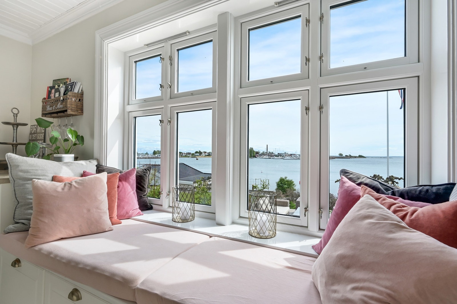 Den fantastiske utsikten kan nytes om man er inne eller ute på eiendommen. Galleribilde