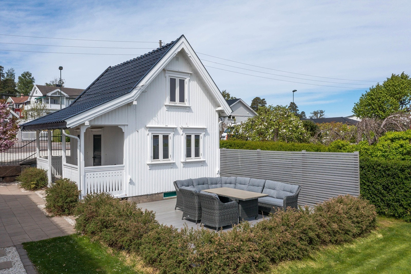 For husets gjester er det fin overnattingsplass i annekset også på utsiden av denne koselige bygningen med svalgang er det terrasse. Galleribilde
