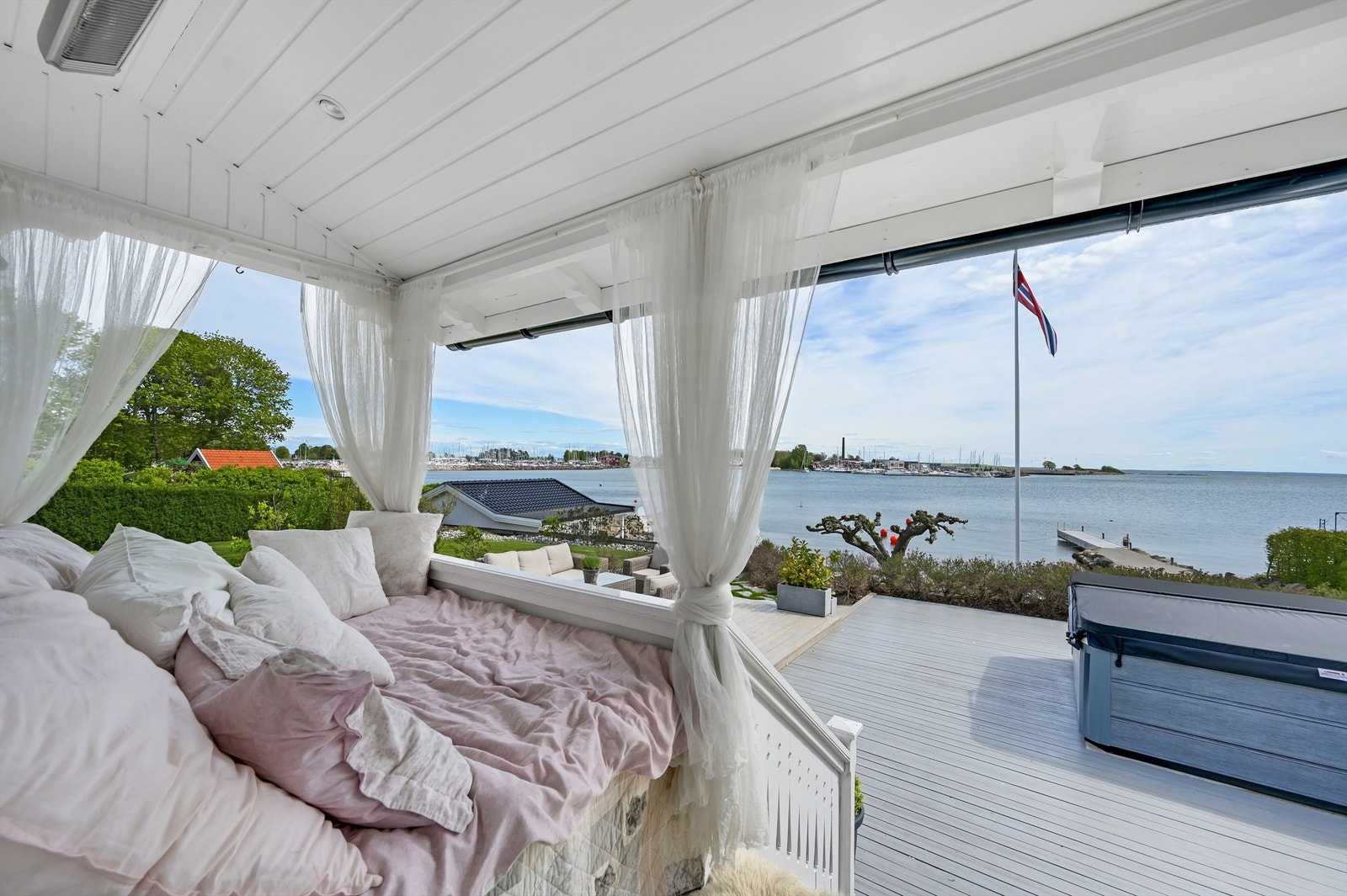 Husets eiere har plassert en daybed på verandaen, en rolig morgenstund her med en kopp nybrygget kaffe, vil være en god start på en ny dag. Galleribilde