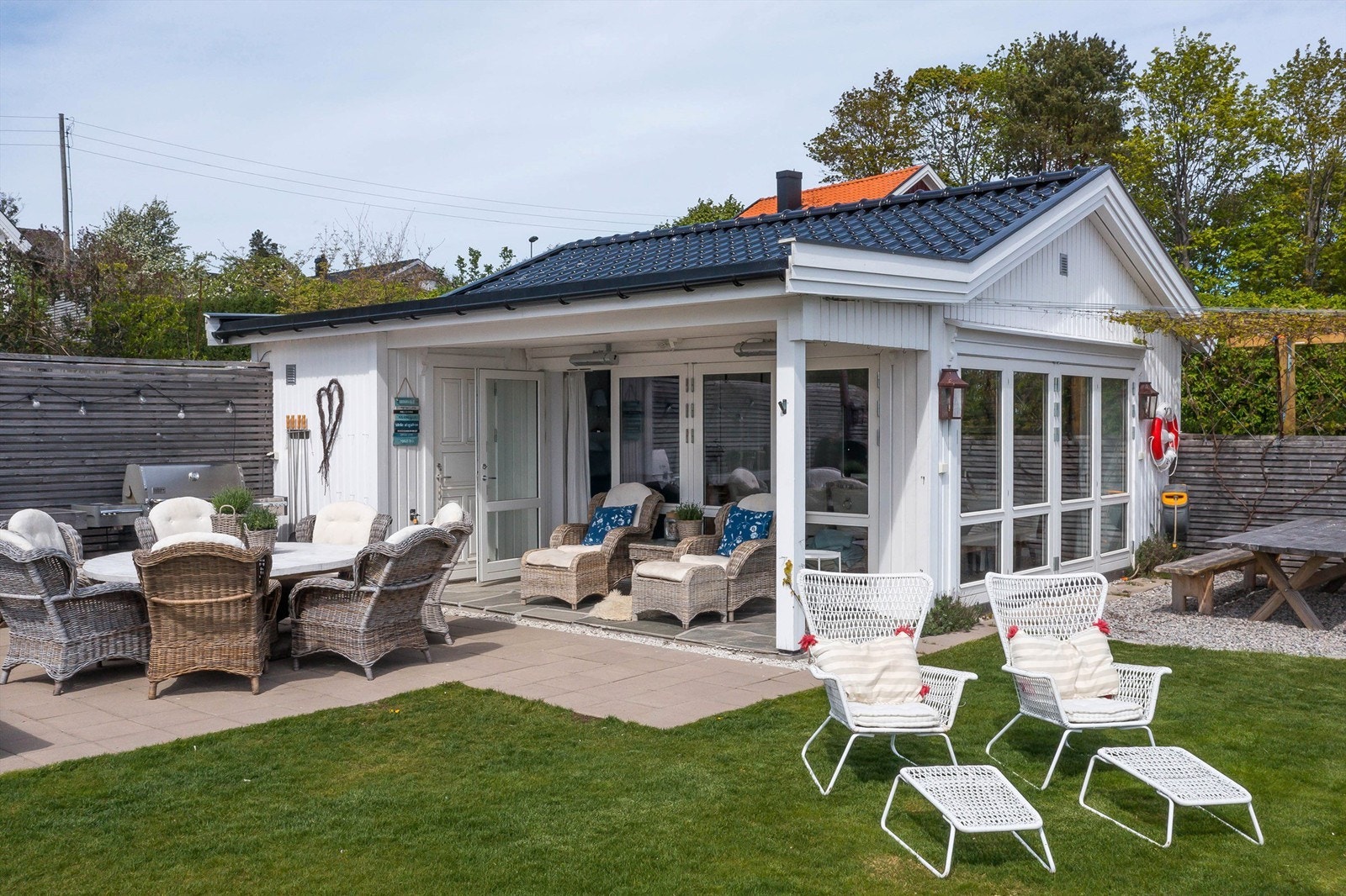 I sjøboden med nydelige oppholdsplasser ute og inne, terrasse delvis under tak og under en pergola av vindrueplanter og med muligheter for matlaging på utekjøkken og vedfyrt pizzaovn , har man unike forhold for å nyte sommerhalvåret, uansett vær og vind. Galleribilde