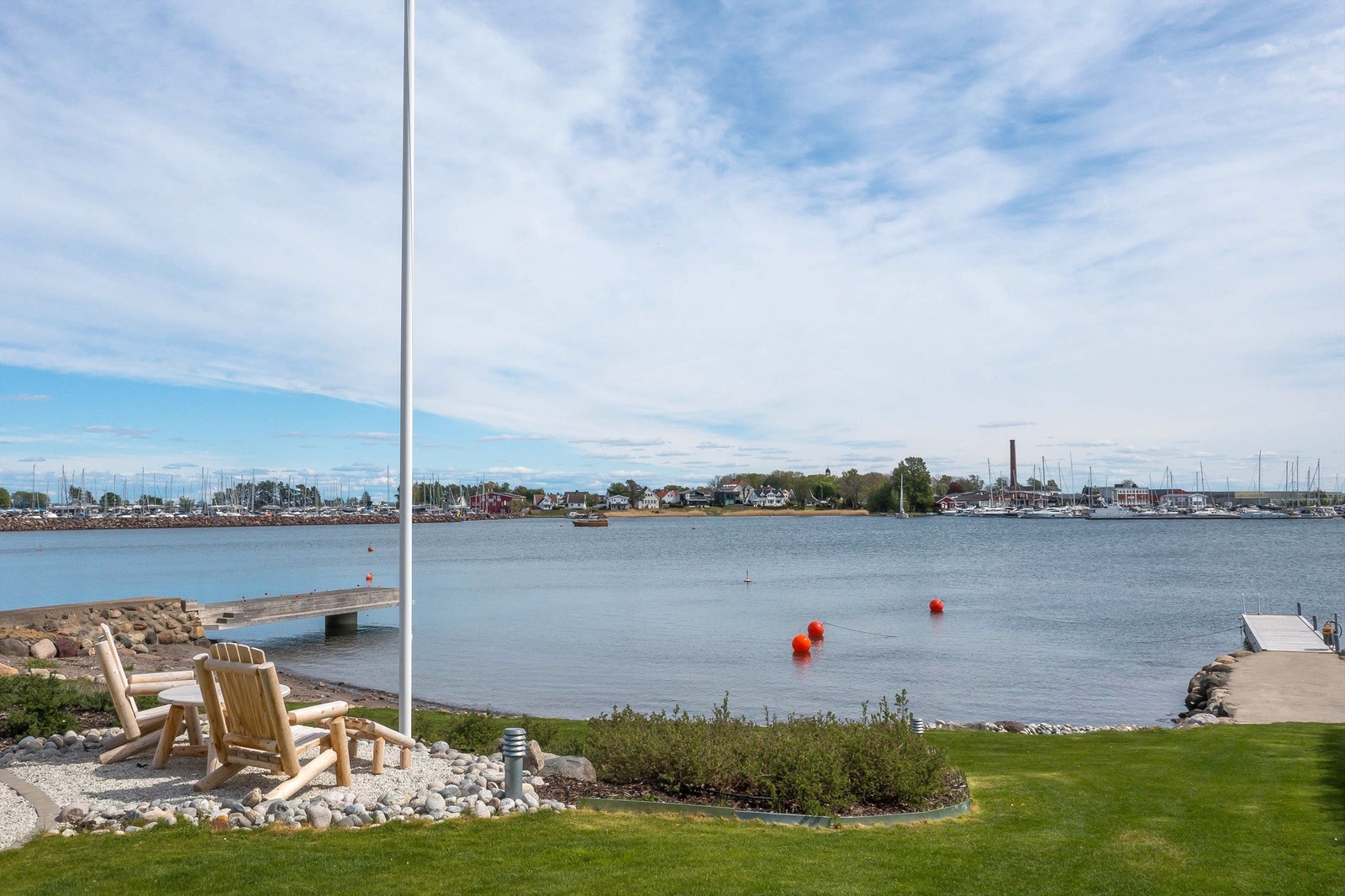 Herlige uteplasser, på veranda utenfor stuen, i hagen, på stor terrasse platting utenfor huset og utenfor strandhuset. Galleribilde