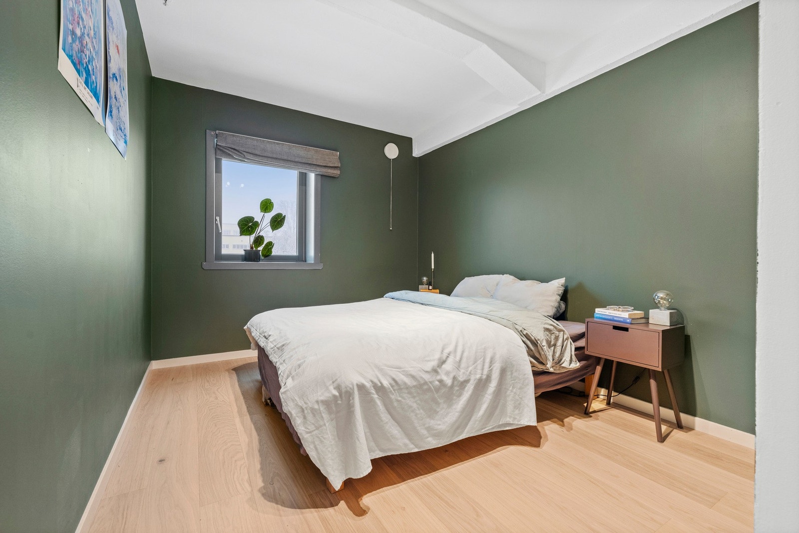 Behagelig grønnfarge på soverommet. 1-Stavsparkett fra 2024 på soverommet og i garderoben. Galleribilde