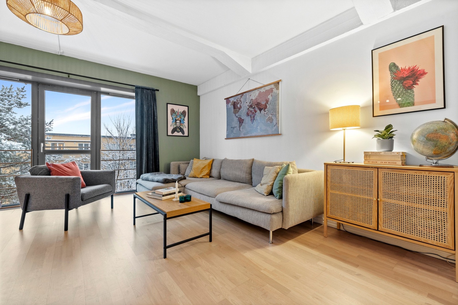 Sjarmerende sofahjørne for å sitte og nyte godværet med en kaffekopp. Galleribilde