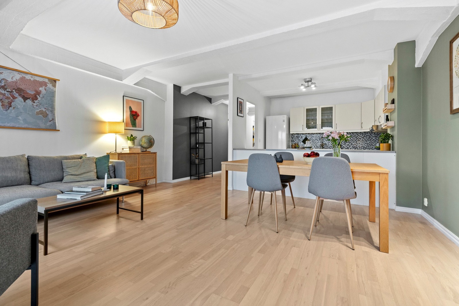 Her er det også god plass for en spisegruppe, som passer perfekt med kjøkkenløsningen. Galleribilde