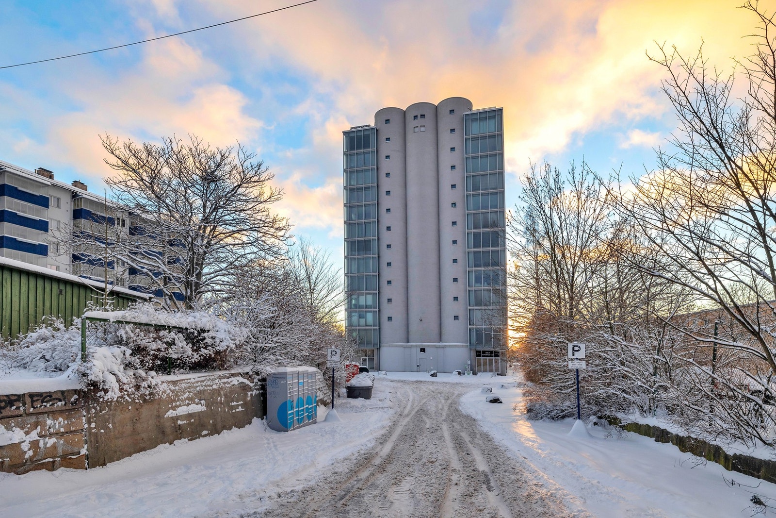 Som et tidligere kornlager er fasaden på bygget enestående, med blanding av silorør og utvidede leiligheter. Galleribilde