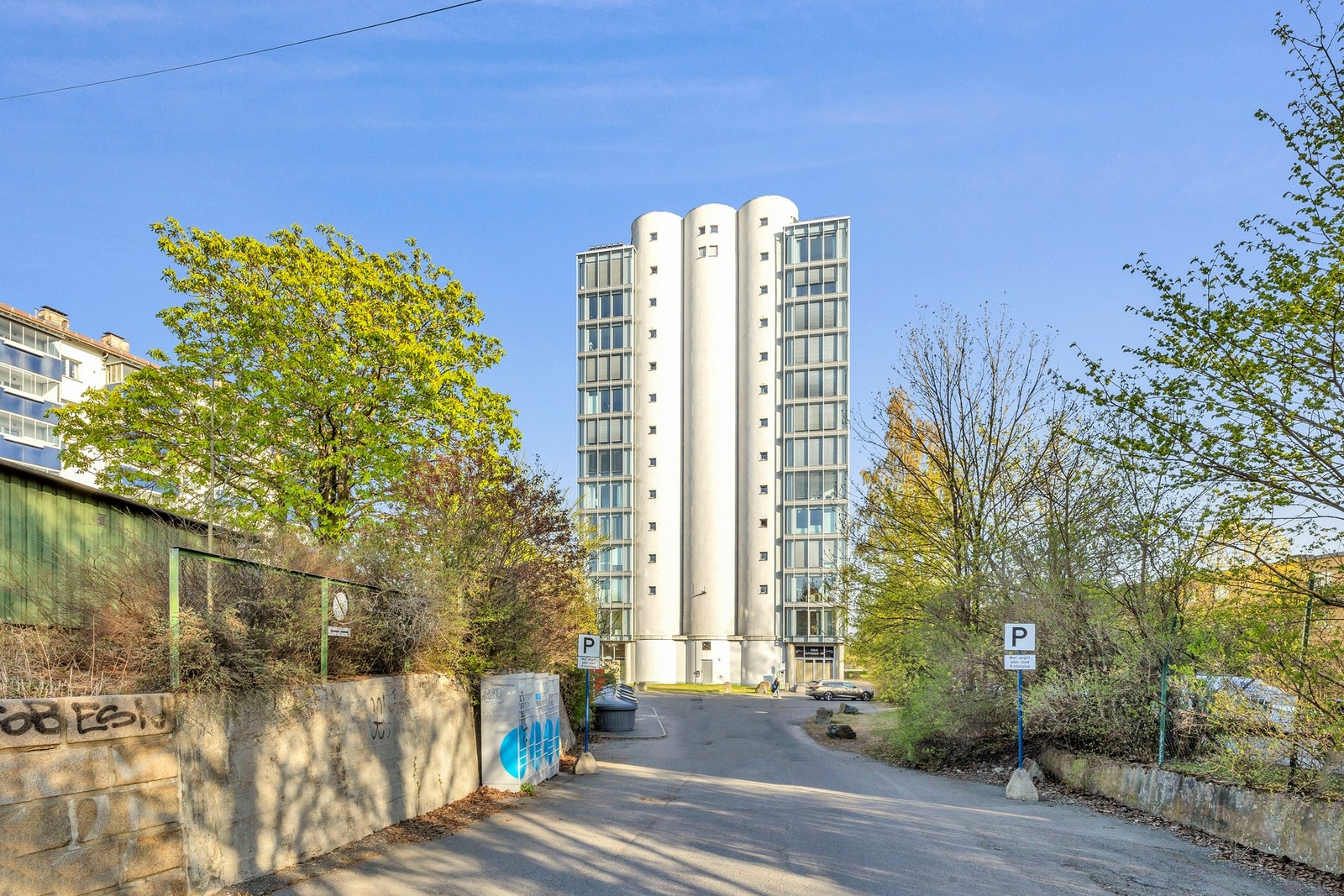 Fasaden om sommeren, frodig og lys. Galleribilde