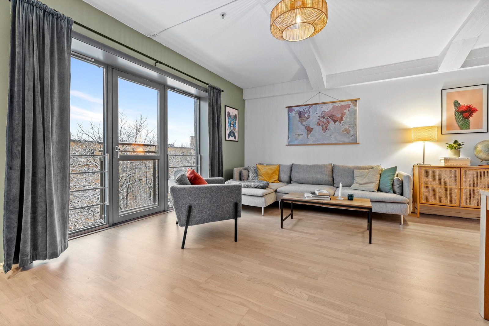 God plass til en stor sofa og tilhørende møblement. Galleribilde