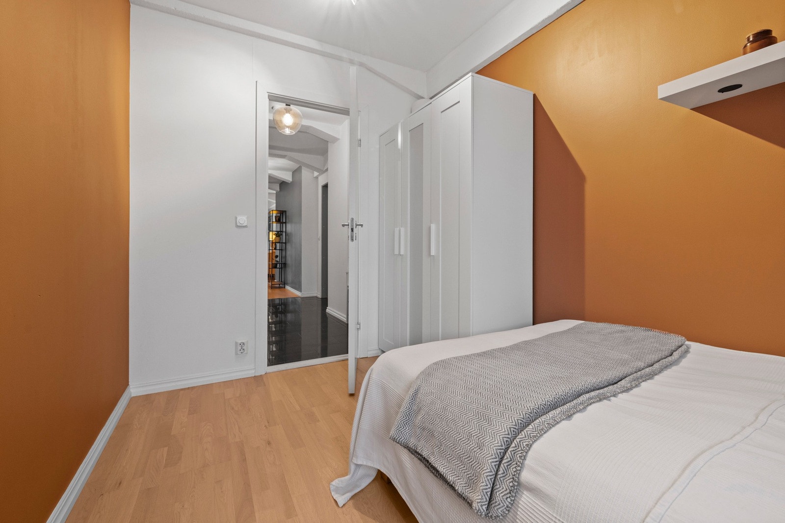 Her har du et romslig garderobeskap for ekstra lagring. Galleribilde