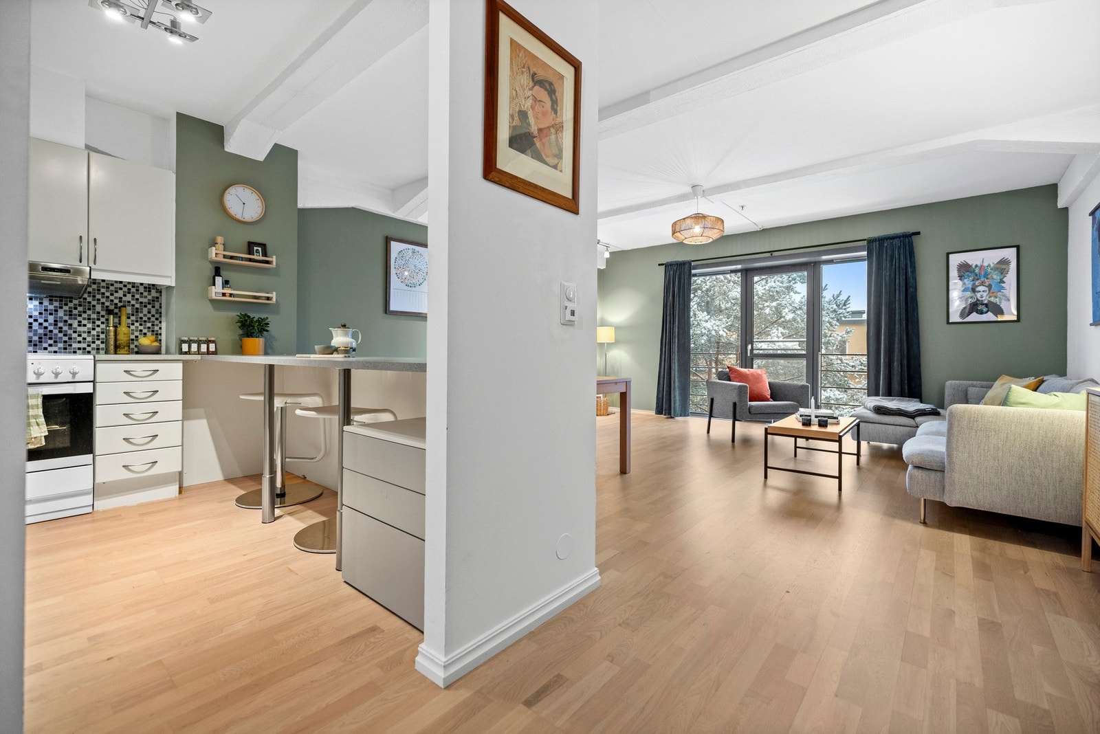 Delvis åpen kjøkken/stueløsning med kjøkkenhalvøy og skillevegg. Galleribilde