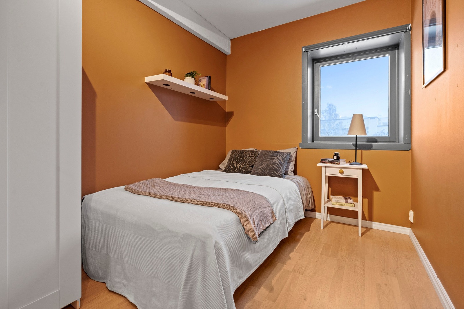 Soverom I har god plass for seng og nattbord. Rommet har et stort og opplyst vindu. Galleribilde