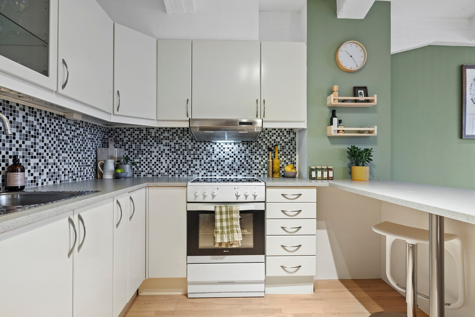 Hvit kjøkkeninnredningen med barløsning. Her har du også belysning under overskap. Galleribilde