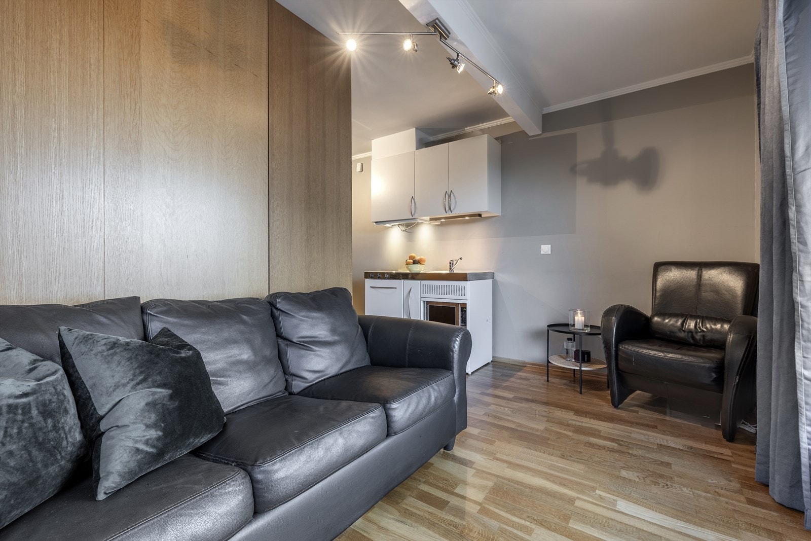 Det tredje soverommet i 1. etasje er i dag innredet som en egen del med bad og kjøkken. Galleribilde