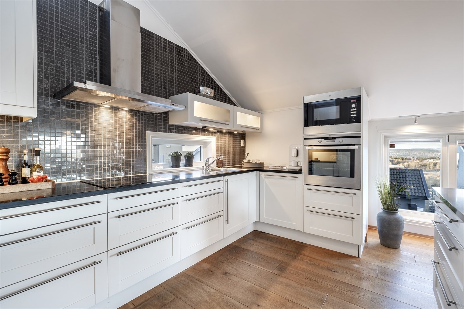 Det er godt med lagringsplass i både skap, skuffer og vegghengte hyller. Galleribilde