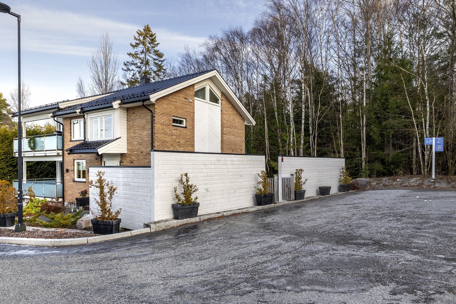 Det er ekstra parkeringsplasser langs terrasseveggen. Galleribilde