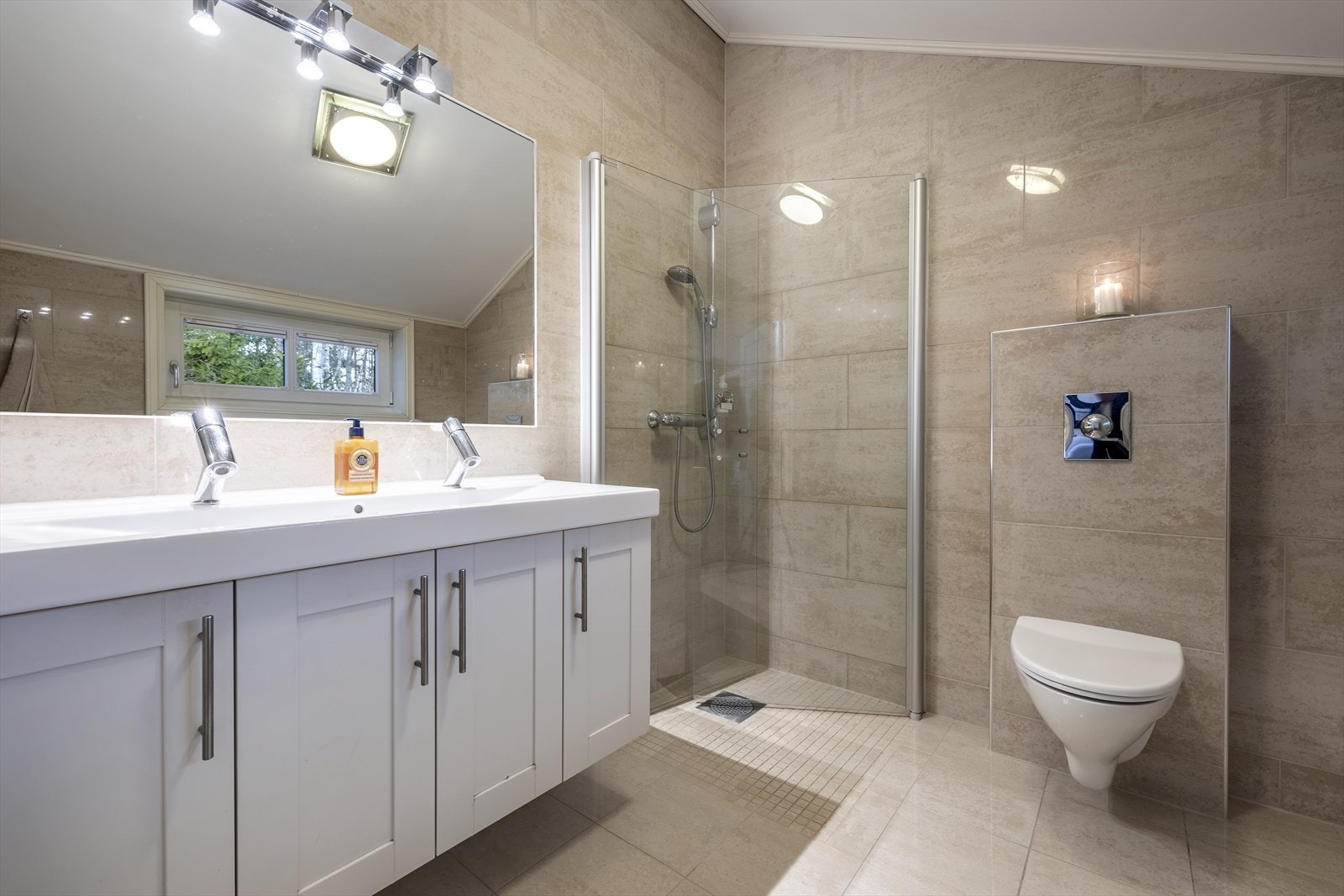 Badet er delikat med flislagte overflater og behagelig gulvvarme. Galleribilde