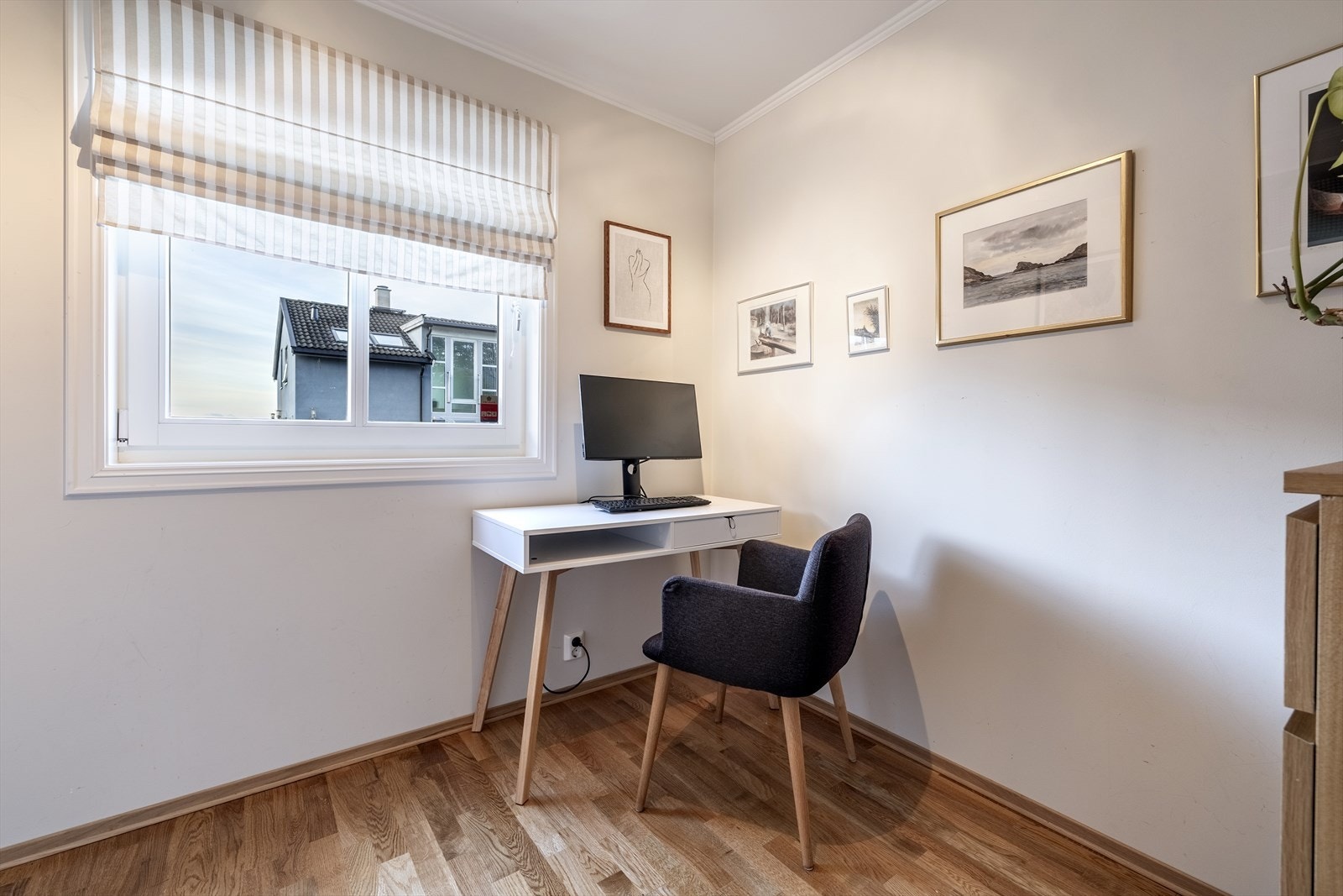 Soverom 2 - Her er det plass til seng, skrivepult og skap/kommode. Galleribilde