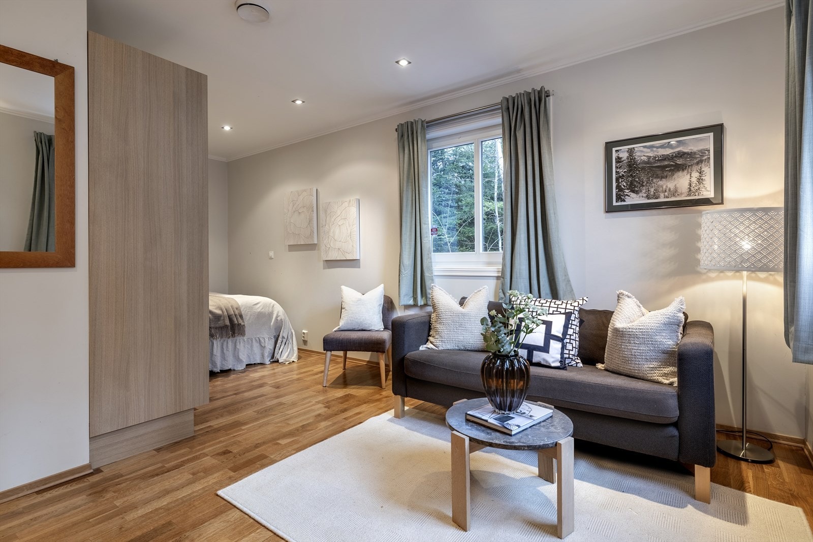 Rommet er i dag innredet med seng og sofa. Galleribilde