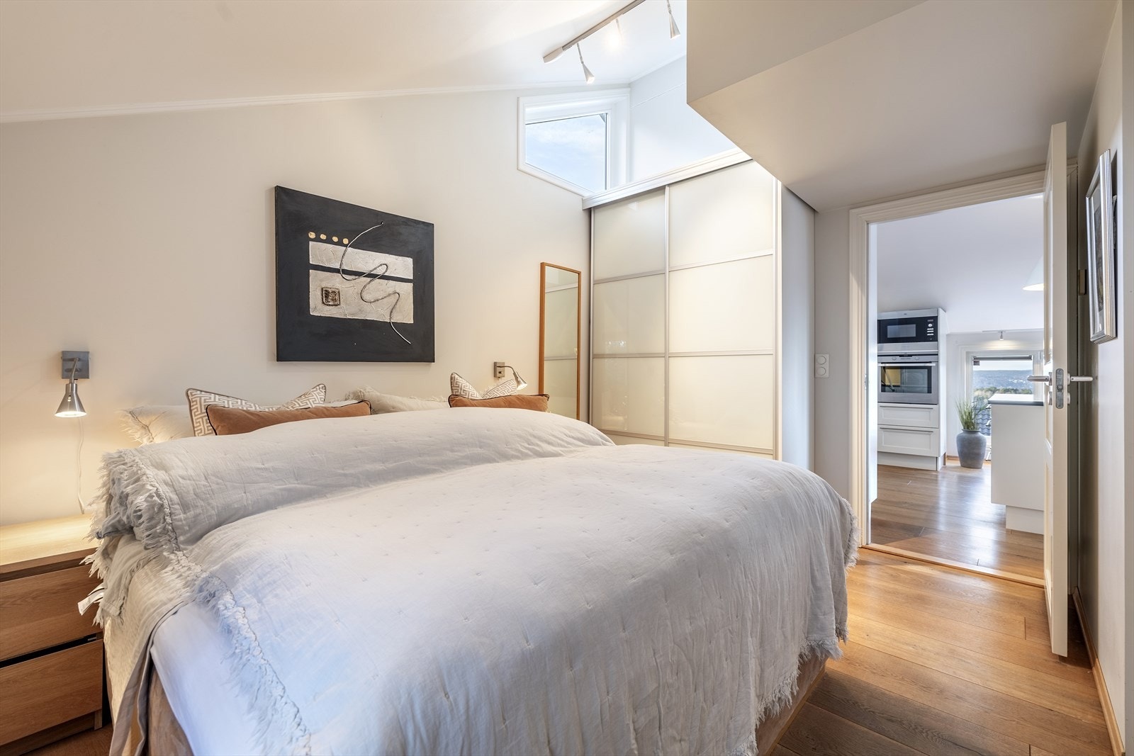 Boligen har et stort og innbydende hovedsoverom med eget bad. Galleribilde