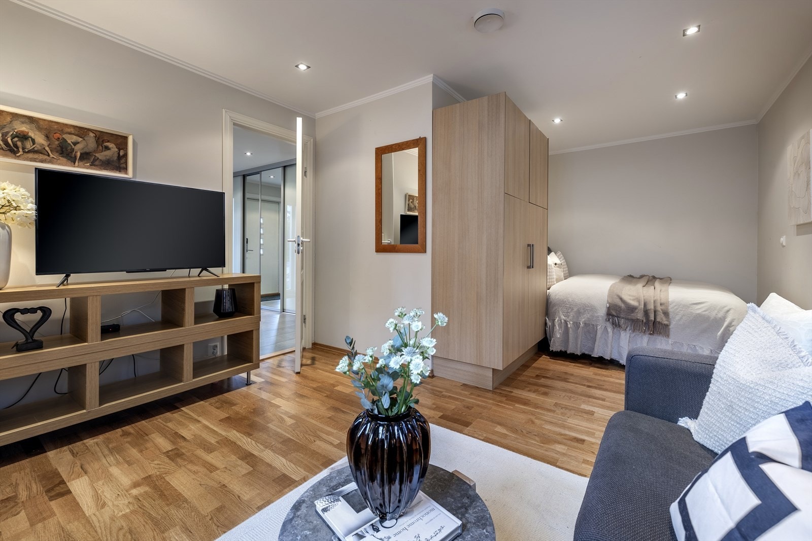 I 1. etasje er det to romslige soverom som passer utmerket som barnerom, gjesterom eller hjemmekontor. Galleribilde