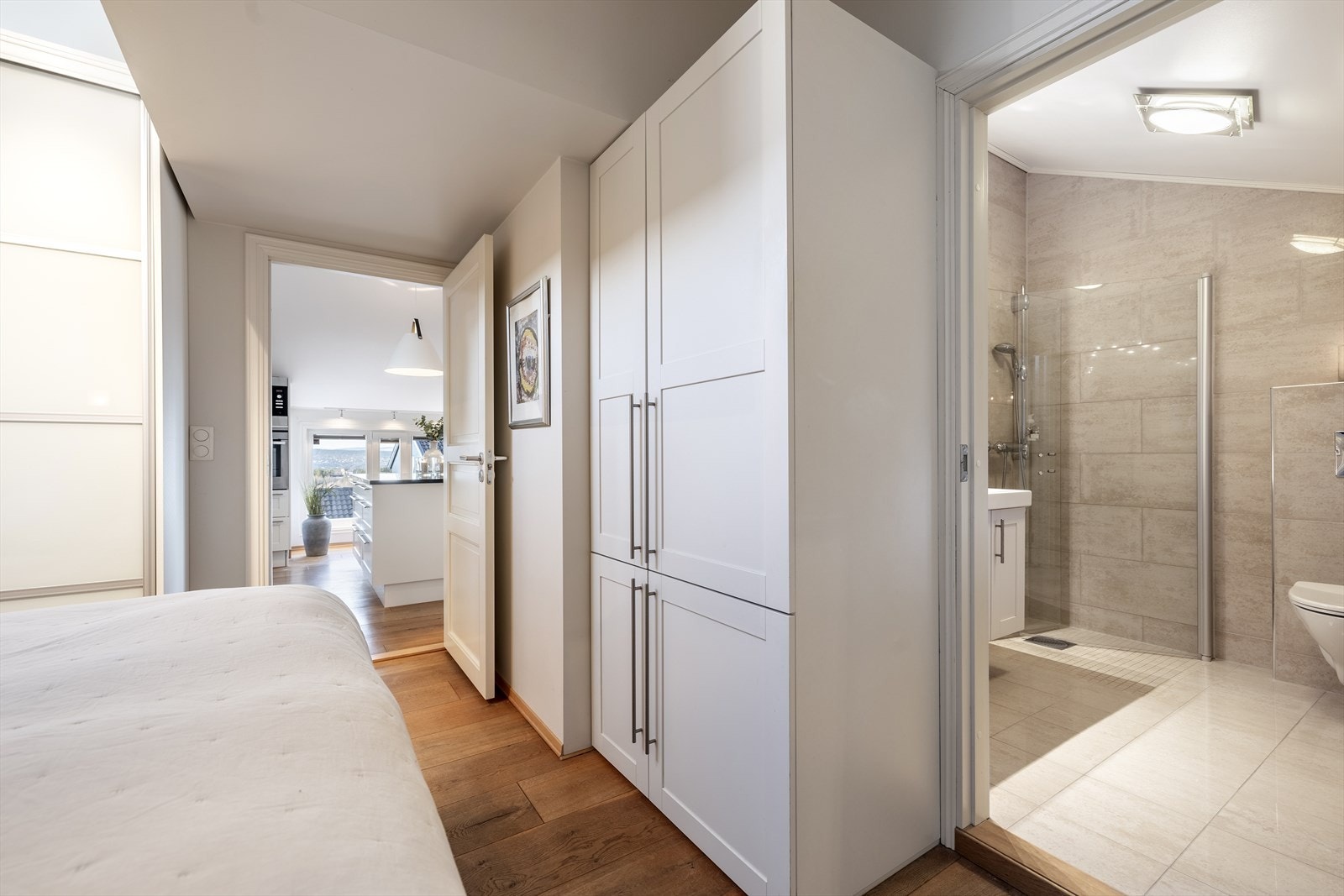 Det er godt med lagringsplass i både garderobeskap og skyvedørsgarderobe. Galleribilde