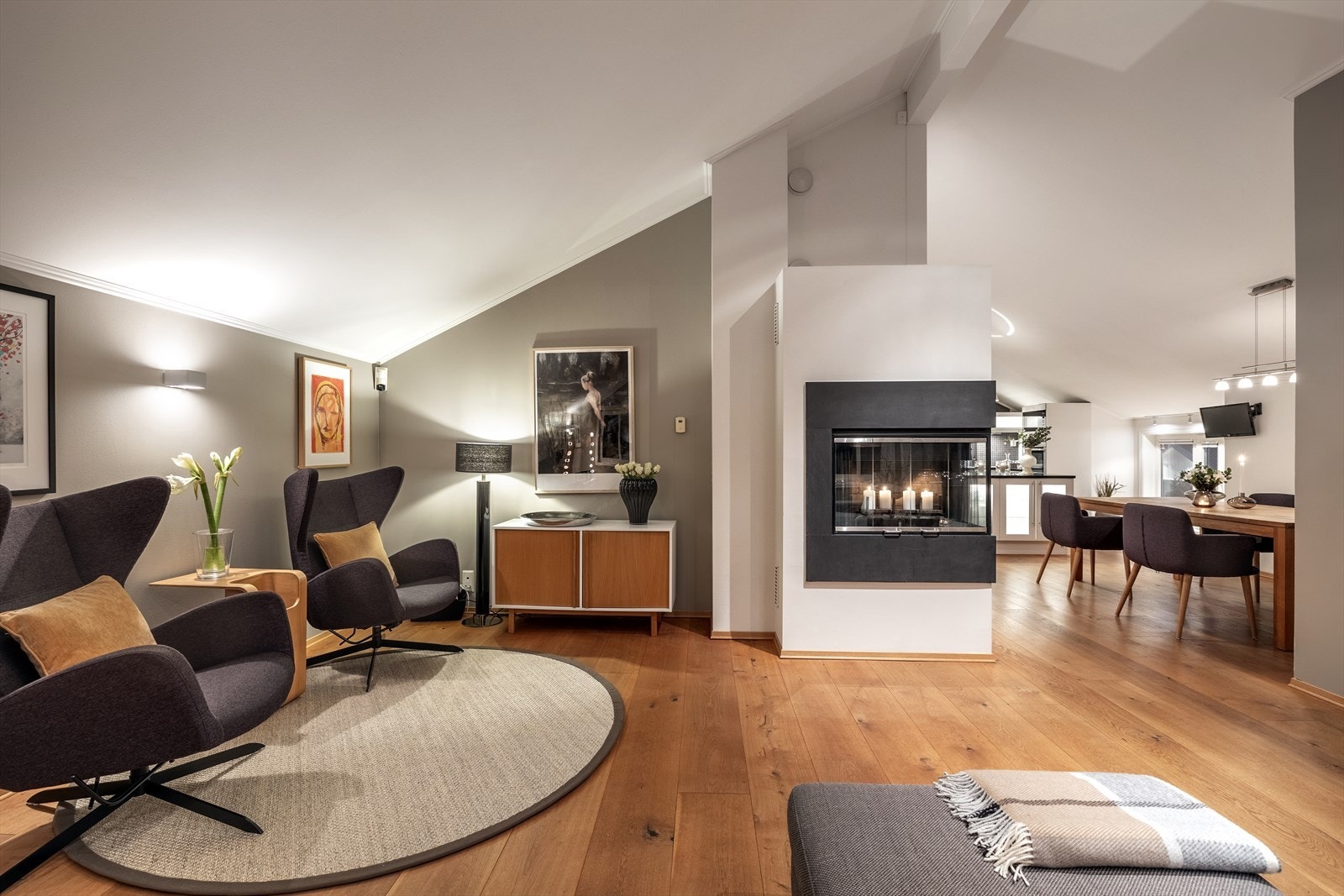 Moderne peis sikrer behagelig, vedvarende varme og bidrar til hyggelig stemning på kalde høst- og vinterkvelder. Galleribilde