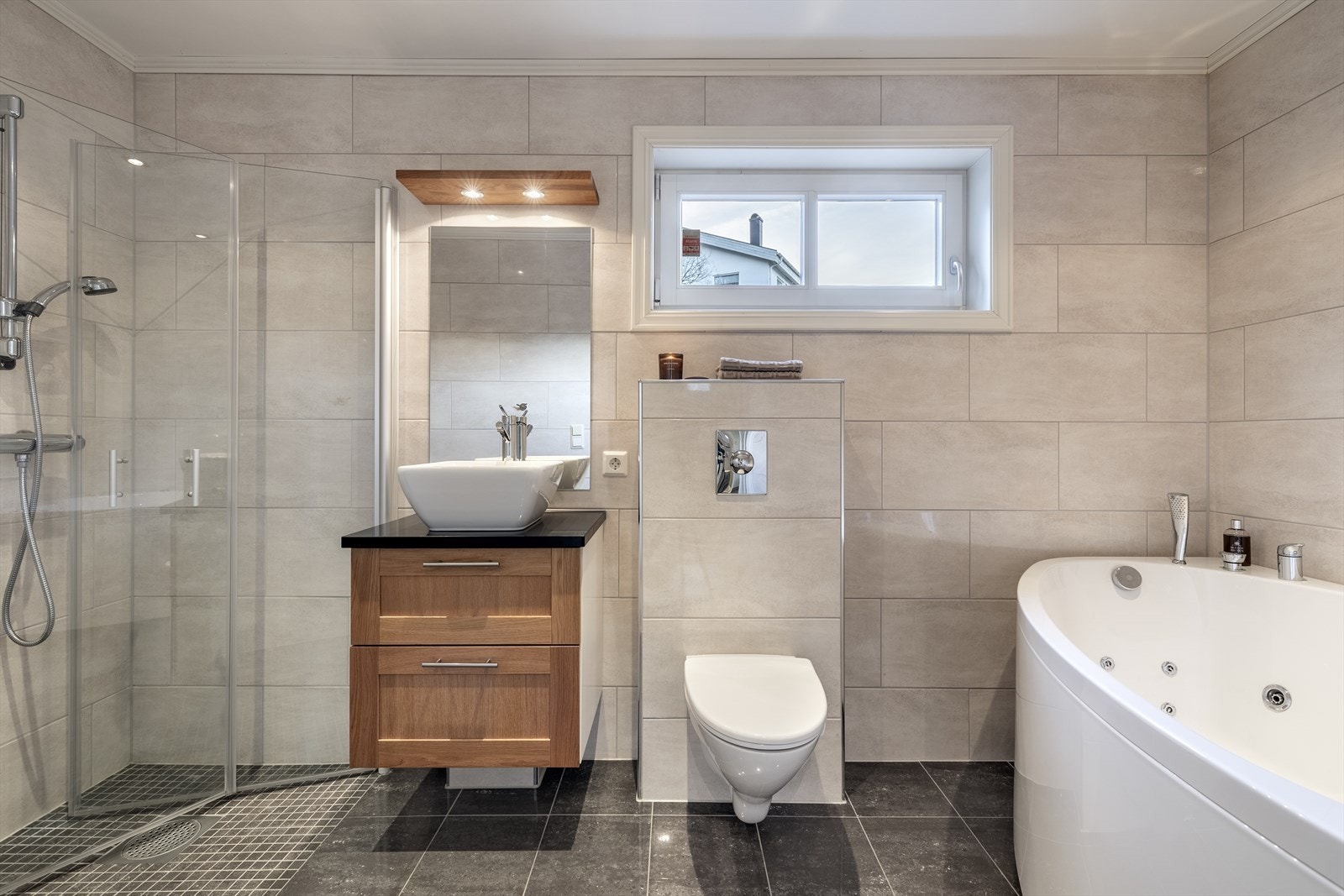 Pent og romslig bad med flislagte overflater, downlights og gulvvarme. Galleribilde