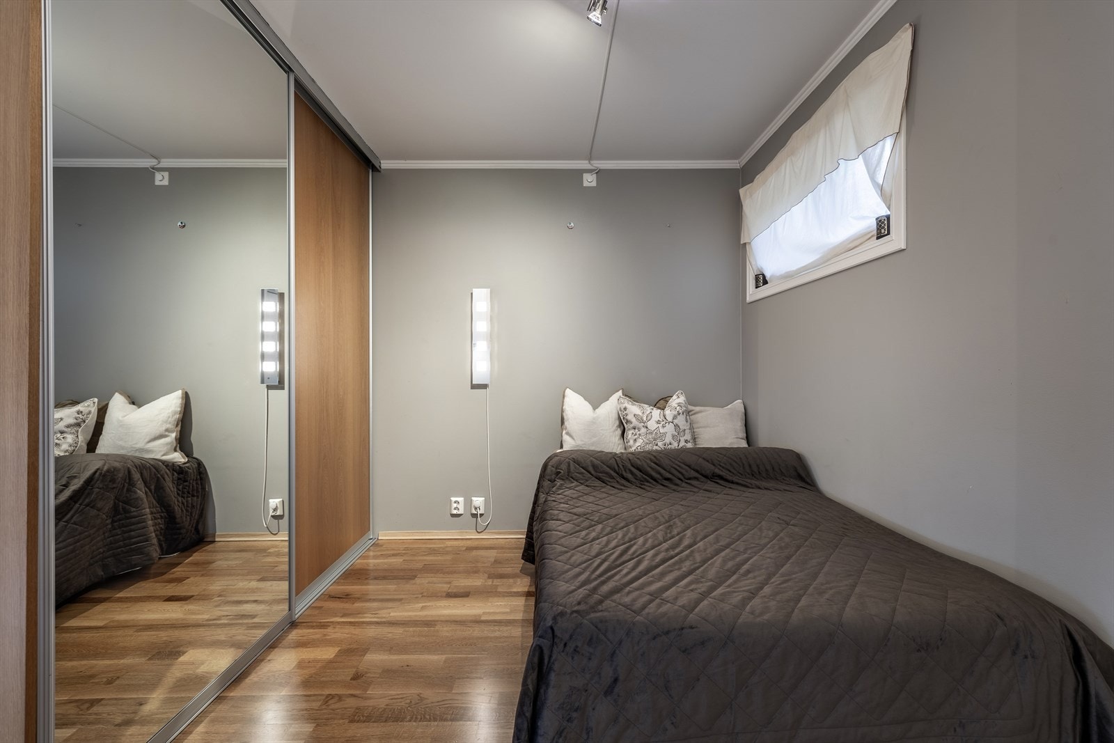 Soverom med plass til dobbeltseng og skyvedørsgarderobe. Galleribilde