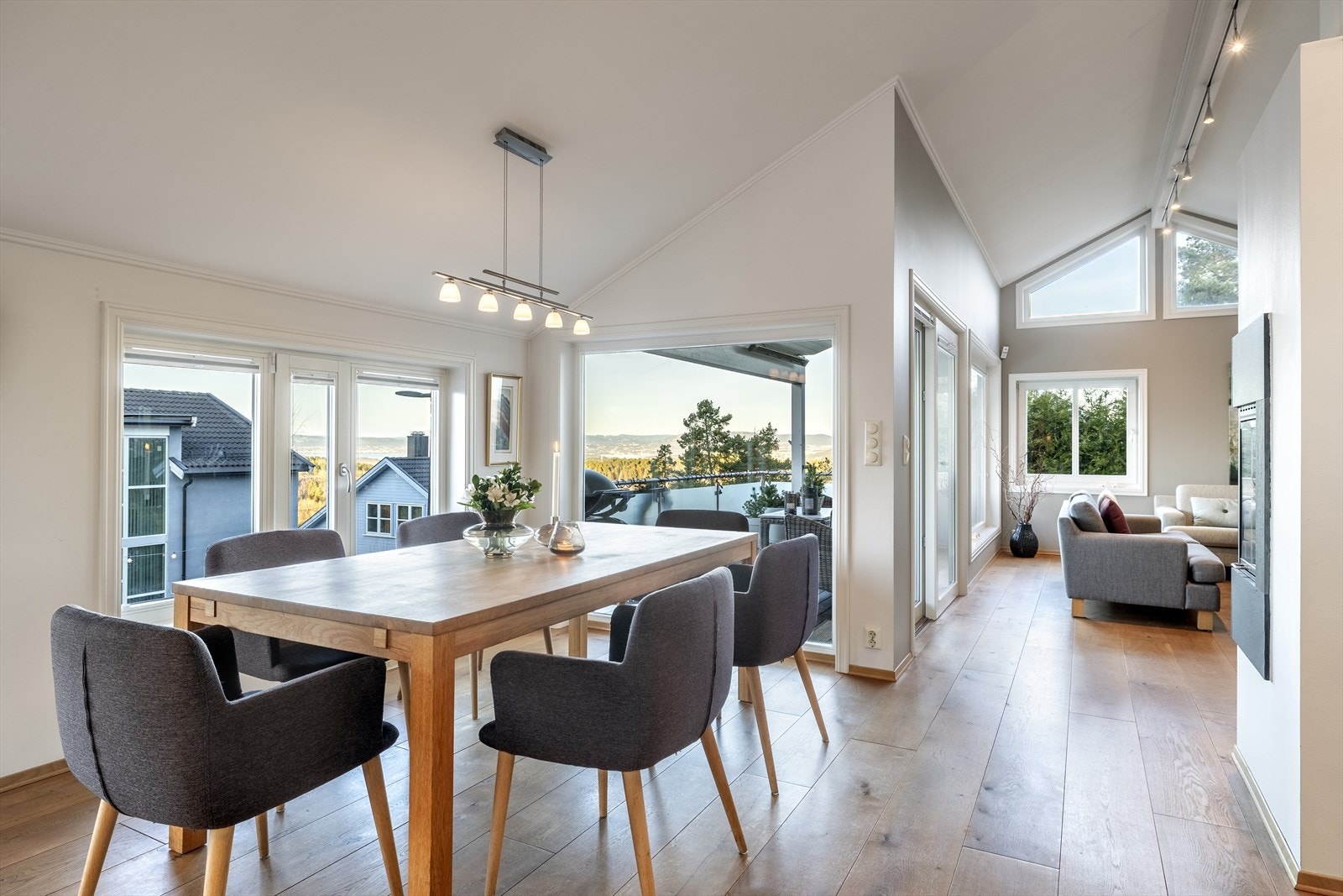 Planløsningen i rommet oppleves naturlig som gjør innredningsjobben enkel. Galleribilde