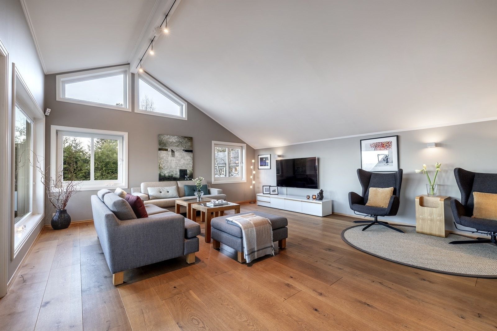 I stuen er det god plass til flere soner med både stor sofagruppe, lesekrok og spisebord. Galleribilde