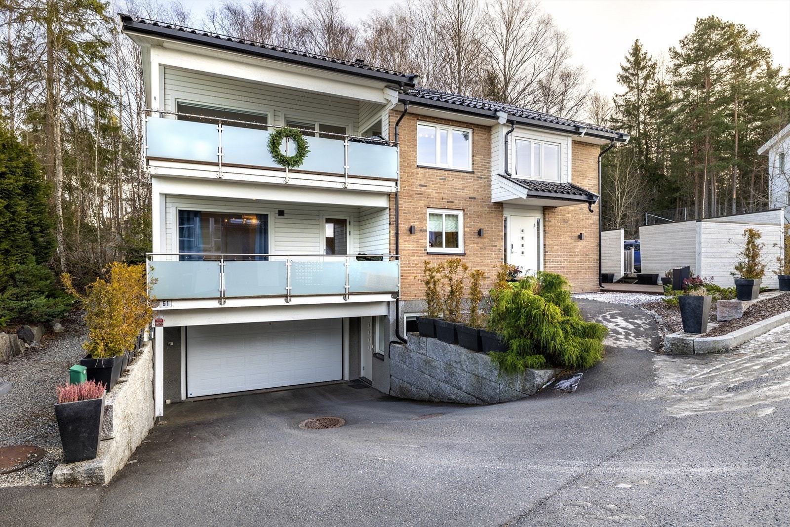 Asfaltert nedkjørsel med varmekabler. Galleribilde