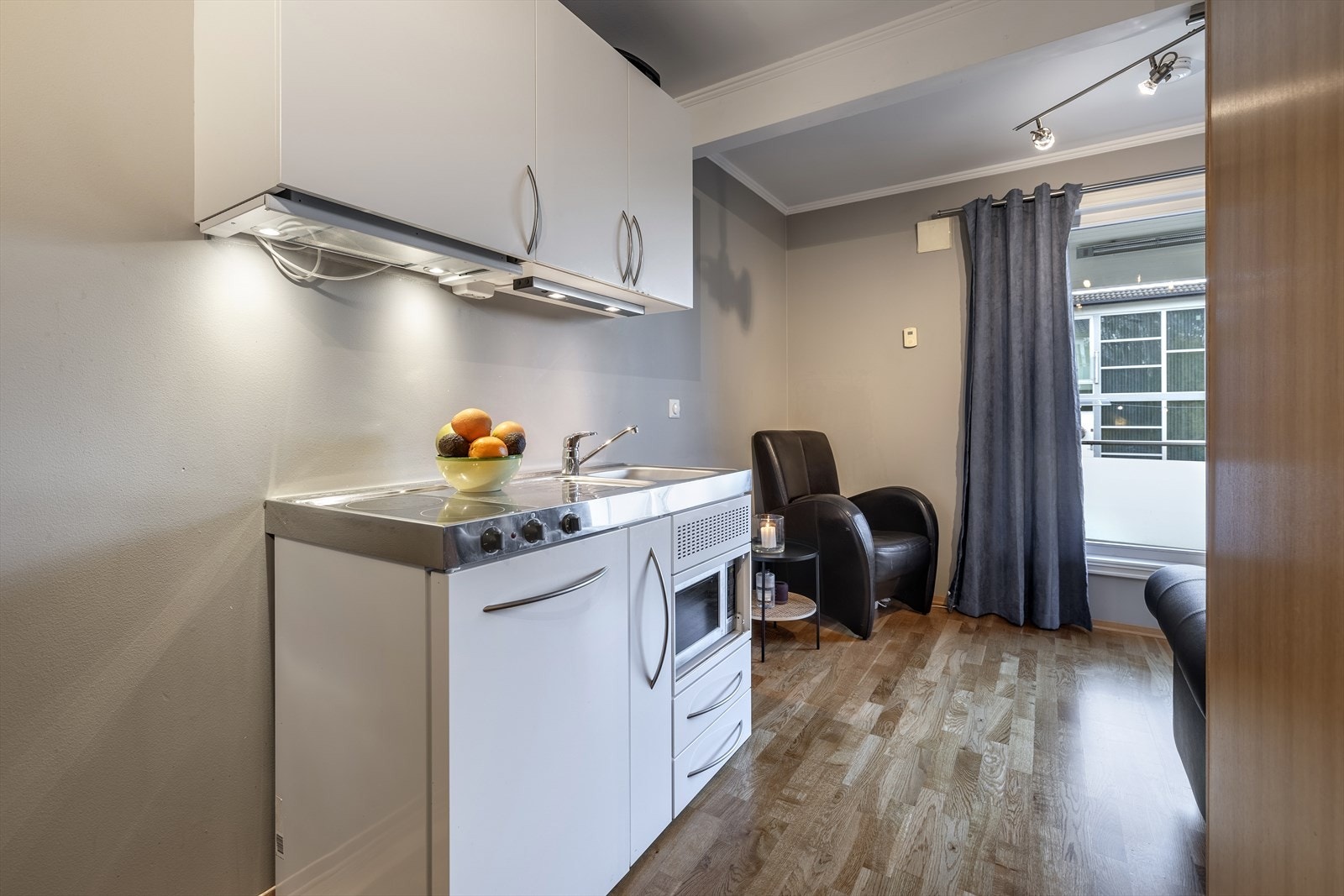 Kjøkkenet er praktisk, og inneholder kjøleskap og platetopp samt frittstående mikro. Galleribilde