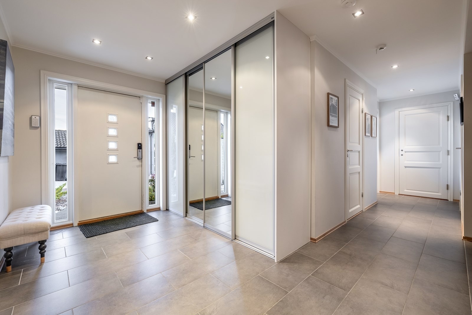 Velkommen inn! Gangen har praktiske gulvfliser med varme og downlights i himling. Galleribilde